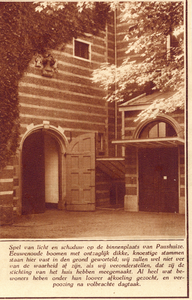 24865 Gezicht op een gedeelte van de binnenplaats van Paushuize (Kromme Nieuwegracht 49) te Utrecht.